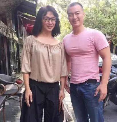 沧桑|金星老了更装，明明青筋凸起像个男人，偏要烫卷发穿漂亮裙子！