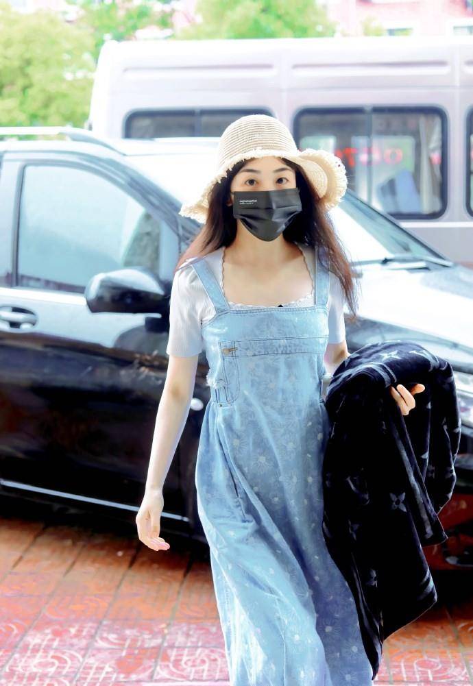 张含韵|被张含韵甜到了，穿法式方领裙像邻家小妹妹，糊咖佟梦实真高攀了