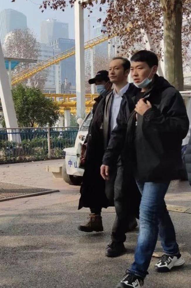 假发|不只是黄晓明，半个娱乐圈都“秃”了，连00后都跟假发片较上劲了