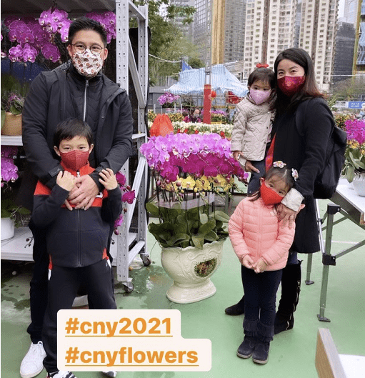 霍中怡|霍启刚带仨娃户外运动,郭晶晶教小女儿骑车,大女儿穿卫衣接地气