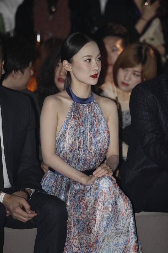 黑色|霍思燕的头肩比真优越，一袭挂脖长裙秀蝴蝶骨，但妆容有点显老了