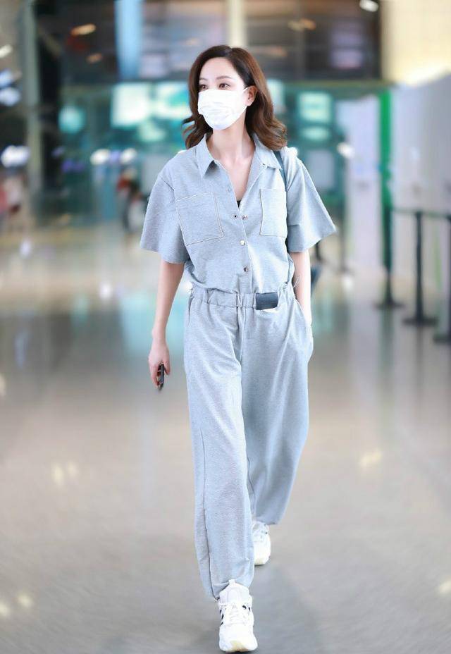 女生|《乘风破浪》郑希怡街拍，穿连体裤单手插兜够飒，就是发型太显老