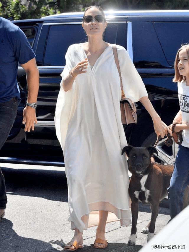 身材|安吉丽娜·朱莉与亲生女儿逛街,穿白色连衣裙配拖鞋,高级又优雅