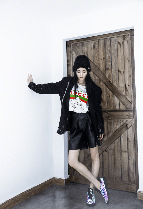 身材|杨幂又带火一款“炫腹装”，当她抬手那刻，这身材哪个弟弟不心动