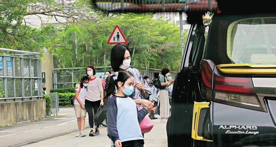 女儿|朱茵接女儿，穿的很接地气没有星味，跟个普通妈妈的搭配差不多！