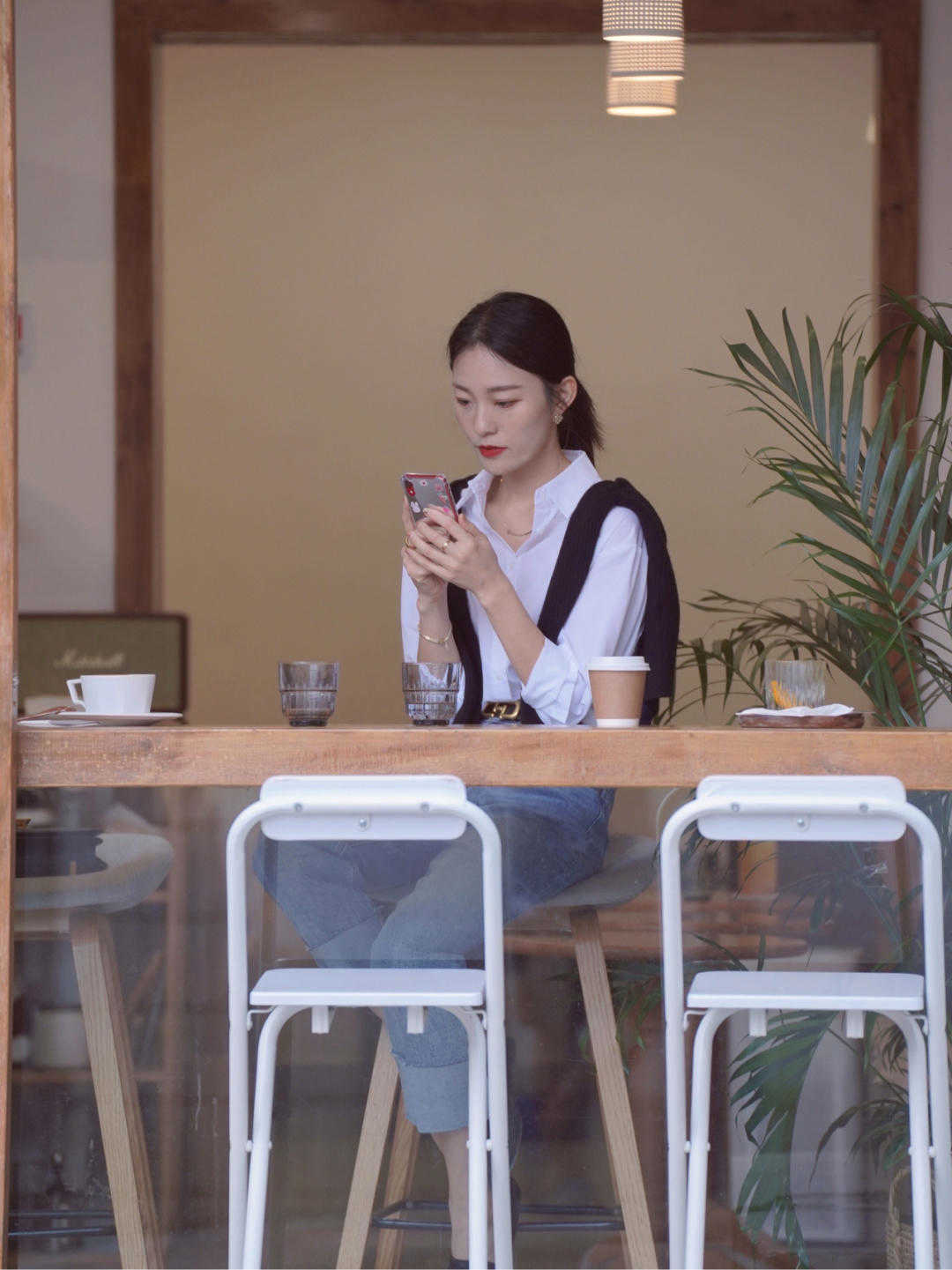 大气|经典大气的初秋穿搭示范，衬衫搭配牛仔裤干练简约，洒脱时髦