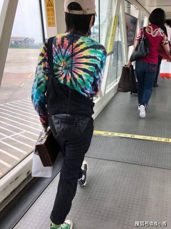 卫衣|窦靖童太会穿！宽松卫衣配收脚休闲裤，慵懒范比王菲拿捏得更出色
