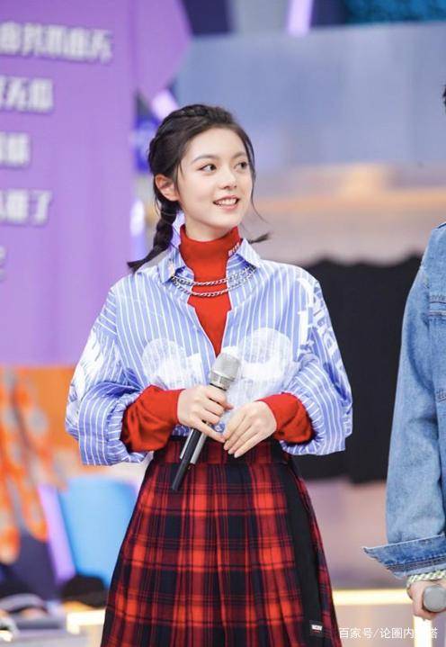 身材|18岁赵今麦穿百褶裙拍写真，越来越有女人味了，以后也是女神级别