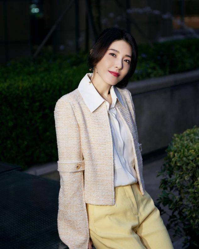 身材|被45岁曾黎惊艳到了！一袭金色束腰裙优雅知性，肤白腿长甜美了