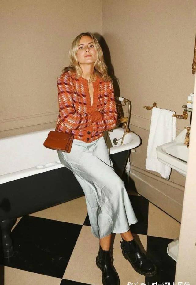 初恋|西班牙王后盯国王入迷好甜！荷叶边衬衫凹初恋感，裹红裙气场贼强