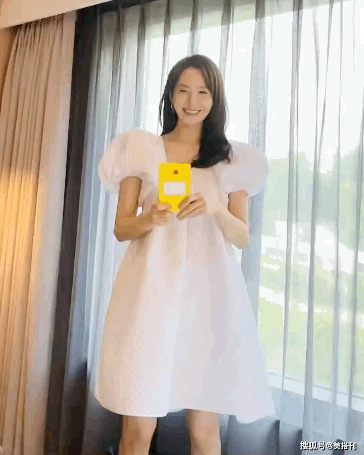 丝袜|林允儿Jennie撞衫，同款白色及膝裙，一个穿出了清纯感一个辣妹风