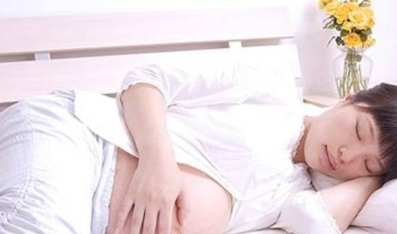 因为|孕妇平躺时，会不会因为重力压迫到腹中的宝宝？不妨听听科学分析