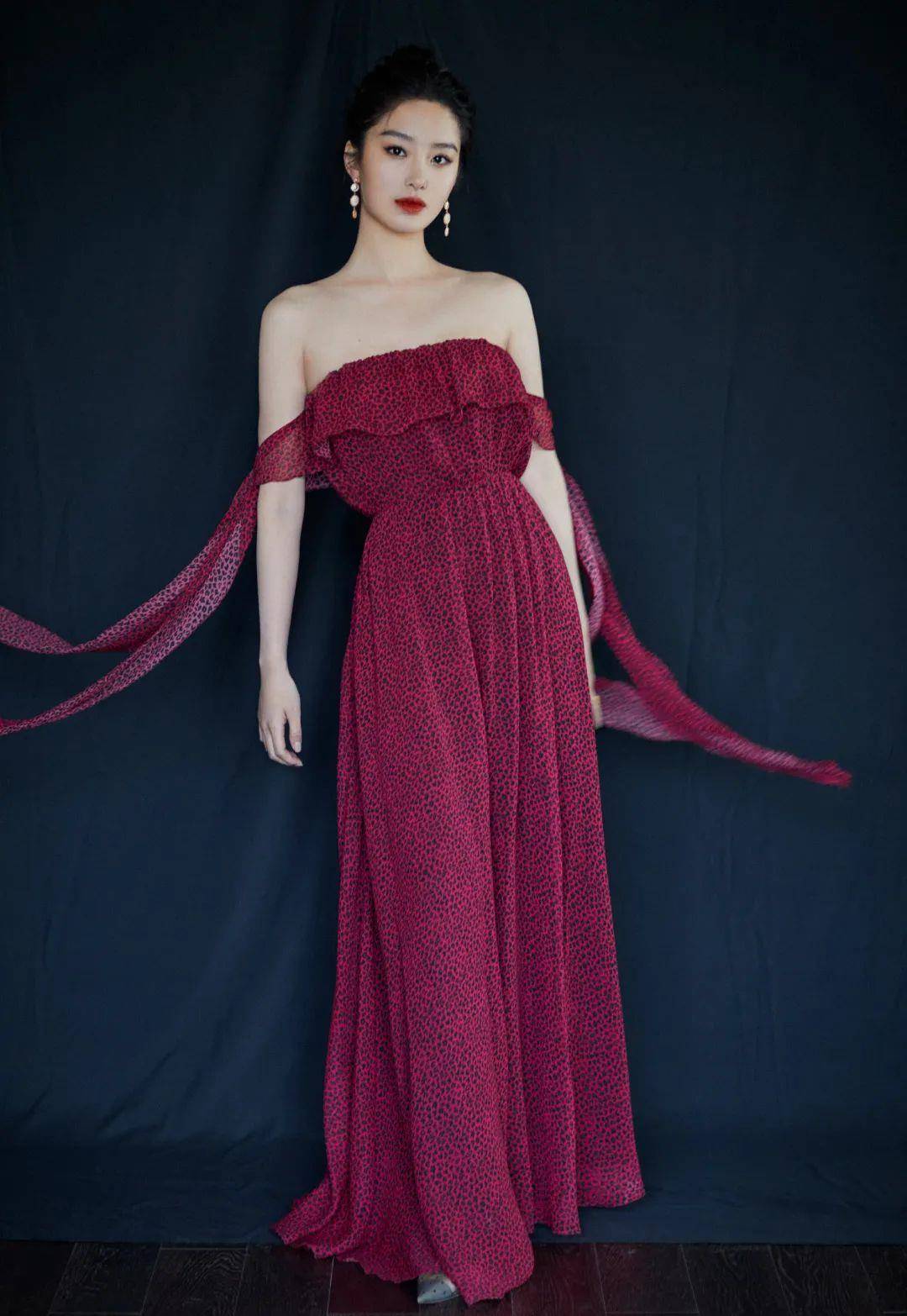 景甜|陶虹景甜的深V造型,真的又美又大胆