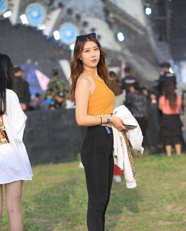 闪现|打底裤的裙摆摇曳，能够兼顾甜美美观与凉爽舒适，时尚有型