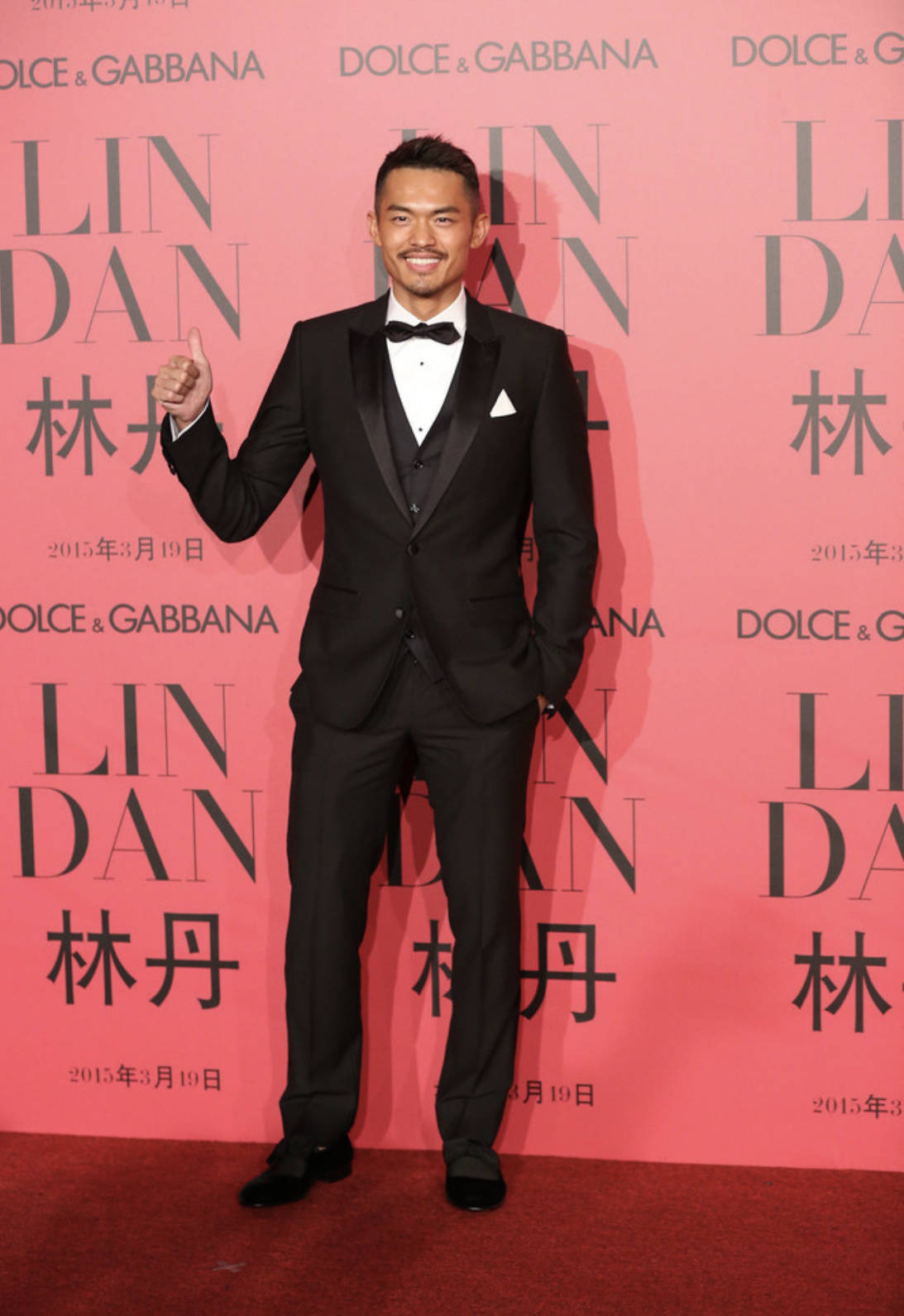 西装|林丹带老婆现身，穿格纹西装帅气如男模，谢杏芳穿一身红裙好登对