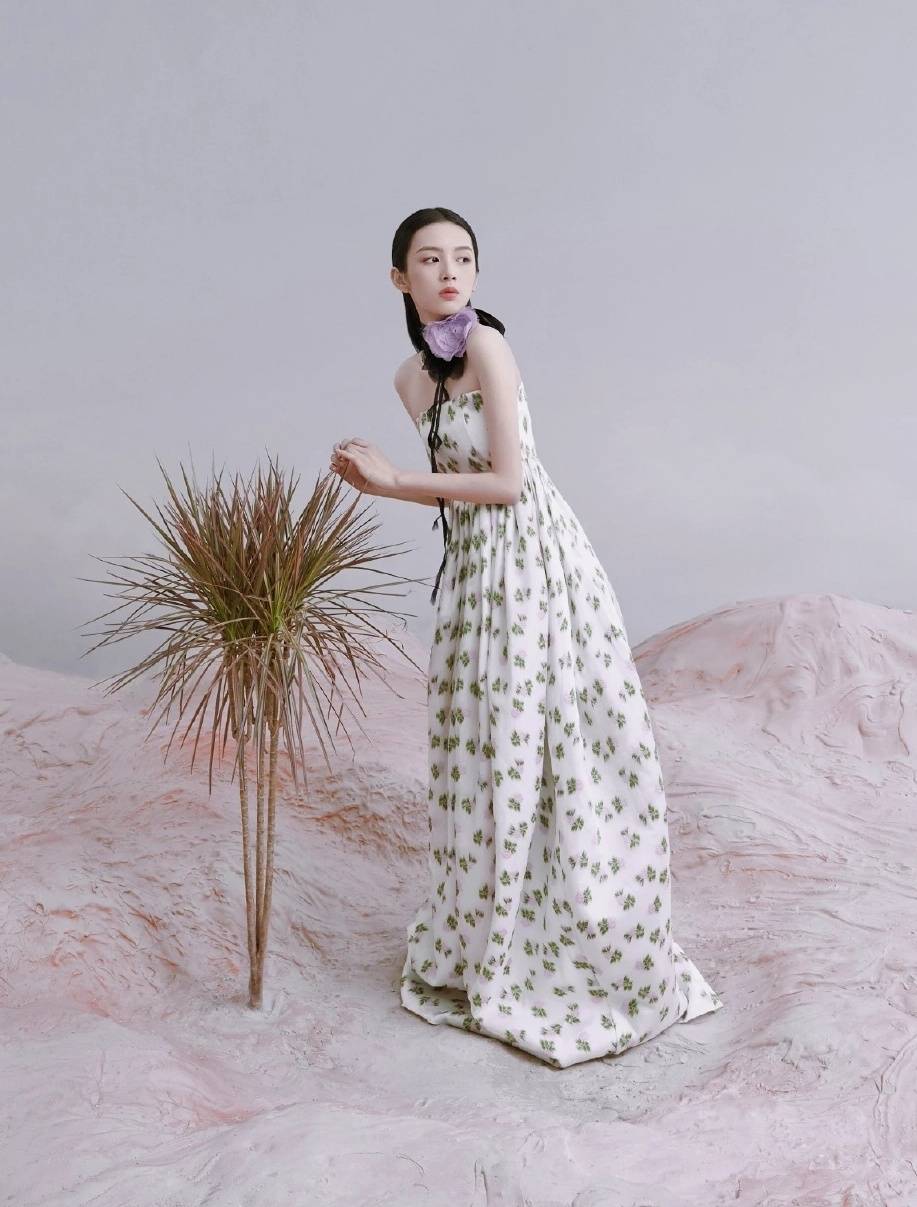 娜比|清纯甜姐蒋梦婕穿紧身透视裙撞衫Jennie，这样的她更有韵味了!