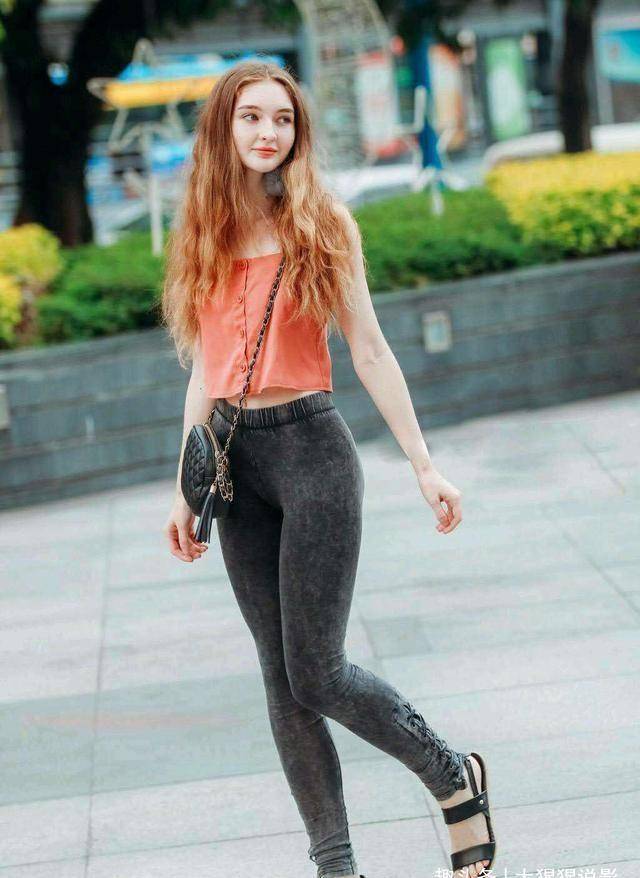 显得|街拍：小姐姐吊带背心配长裤，显瘦又时尚,显得自然清新的甜美范