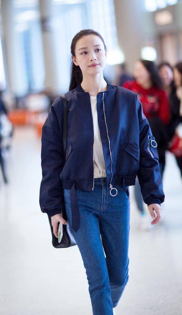 look#|倪妮的骨感身材85花里少有，机场穿牛仔裤配帆布鞋，看着好清纯