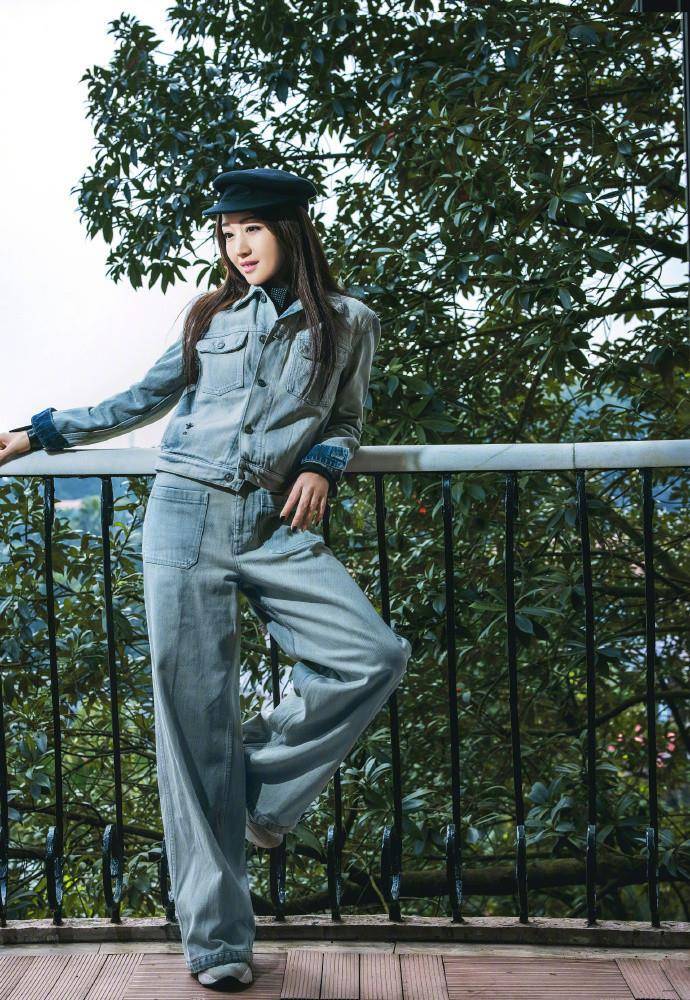 身材|杨钰莹“浪姐宿舍”外街拍,穿一身牛仔时髦养眼,不像49岁的样子