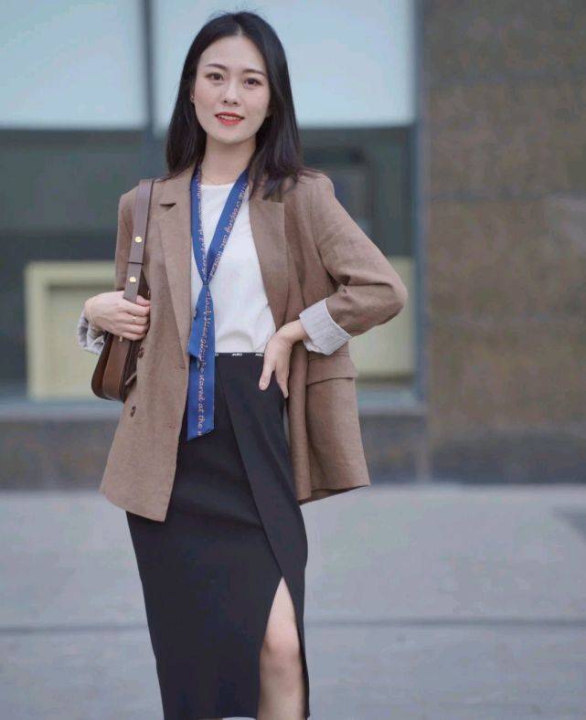 条纹|成熟女人的早秋穿搭如何搭配？可以选择简约款，呈现出优雅大方