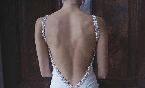 时尚|拍了拍你的衣橱是时候给自己添件女人味的衣服了，露背装就不错