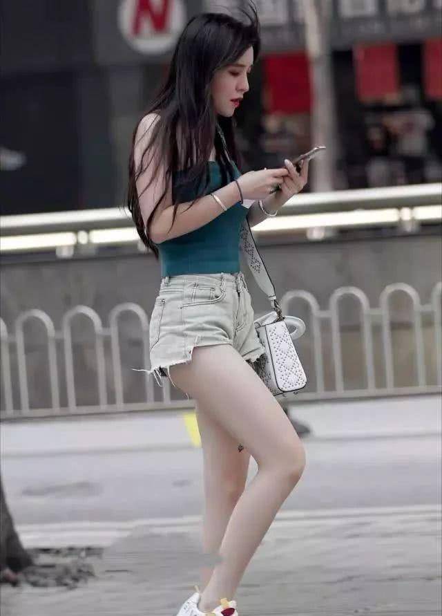 黑色|牛仔短裤搭配黑色长筒靴，甜美可爱，笑容如花