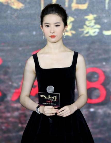 钟懿|钟镇涛女儿庆生，一袭吊带裙真时尚