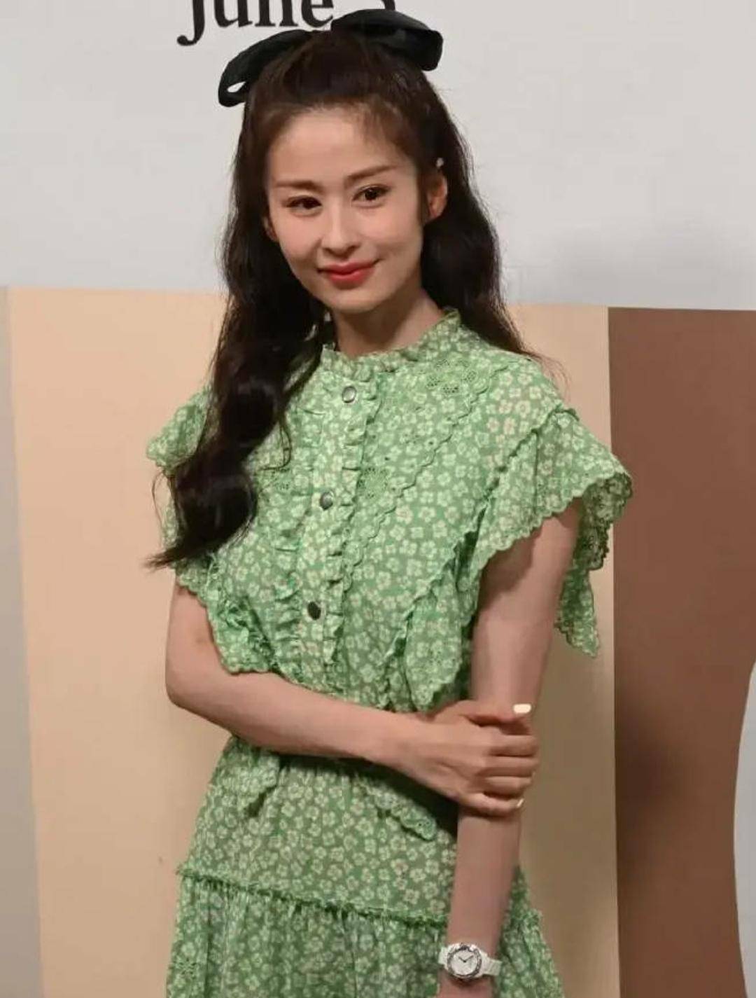 设计|颖儿哪像孩子妈，碎花绿裙和蝴蝶发箍元气又甜美，比少女还少女