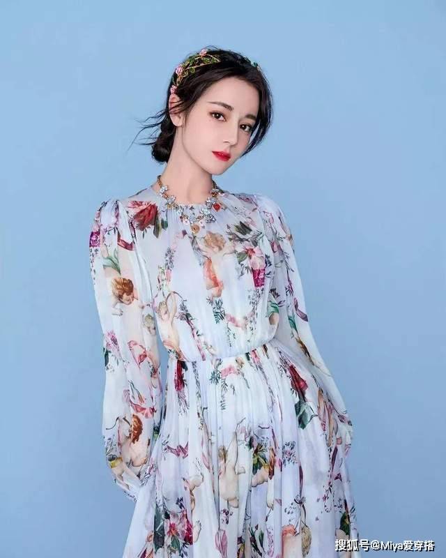 整体|80后的女人别总穿裤子，瞧瞧迪丽热巴的碎花裙穿搭，比同龄人高级！