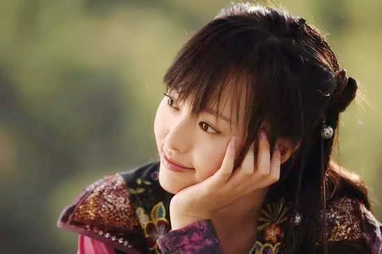 贾静雯|古装美人单手托腮什么样？李沁、唐嫣、贾静雯谁的造型最少女？