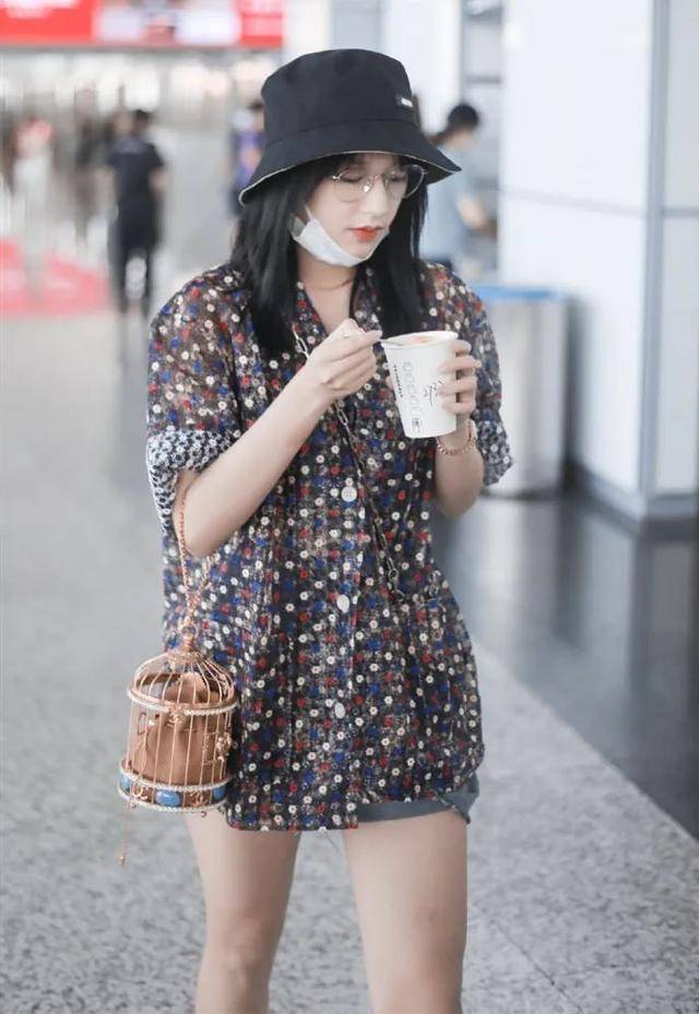 衬衣|程潇气质挺不错,穿“阿姨花衬衣”也不显俗气,拎16万鸟笼包真壕
