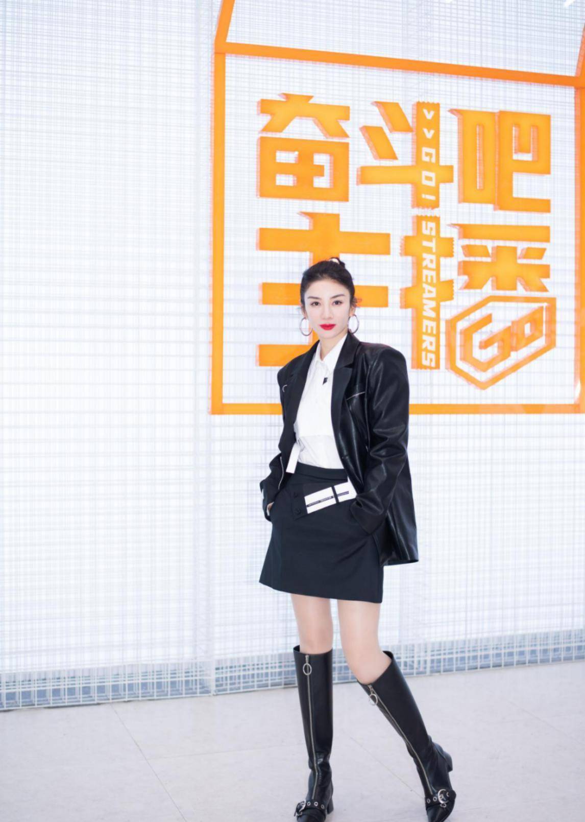 马尾|黄奕还挺会搭配的，穿的裙子甜美像少女，配高马尾好显嫩