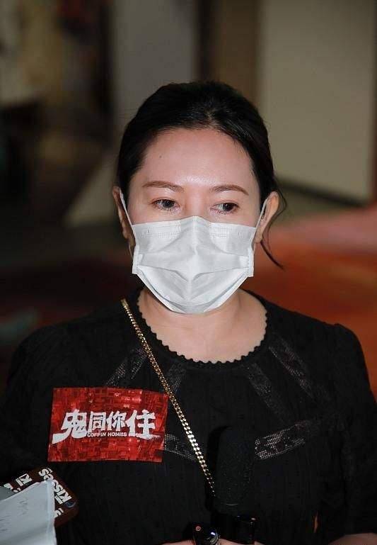 李丽珍|李丽珍奔六年纪风韵犹存，穿黑色皱褶裙甜美动人，哪像55岁的人？