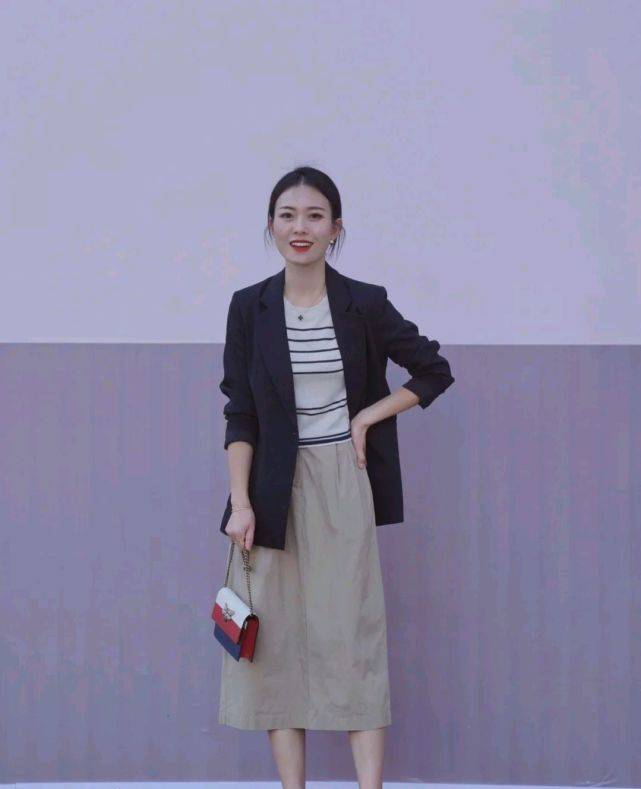 条纹|成熟女人的早秋穿搭如何搭配？可以选择简约款，呈现出优雅大方