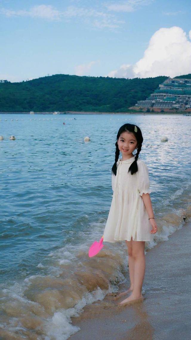 气息|阿拉蕾长成大姑娘！穿泳装在海边“淑女跑”，合影3岁妹妹像套娃