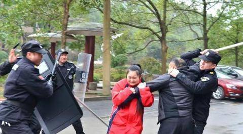 事件|又一次血的教训！幼儿园安保问题暴露无遗，谁来救救我们的孩子？