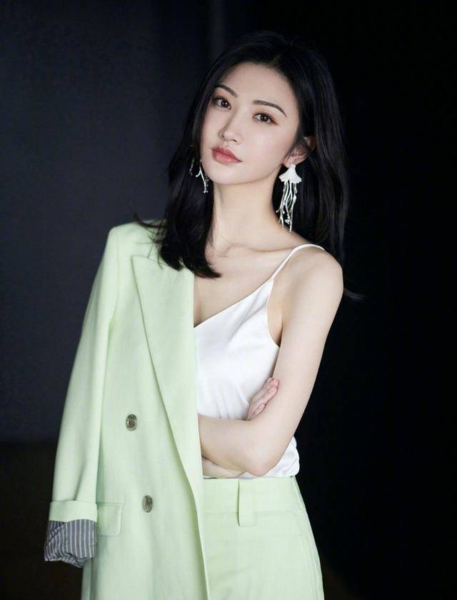 耳坠|孙俪身材气质真好！板正的西服套装穿出精致与格调，真飒
