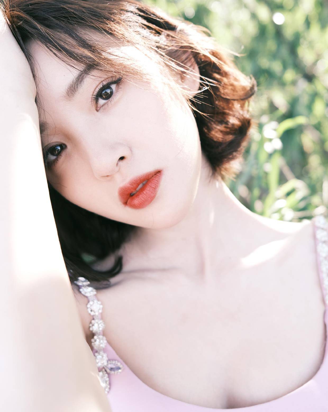 黑色|被唐艺昕“甜”到了,粉色连衣裙温柔俏皮,搭配马丁靴显“叛逆”