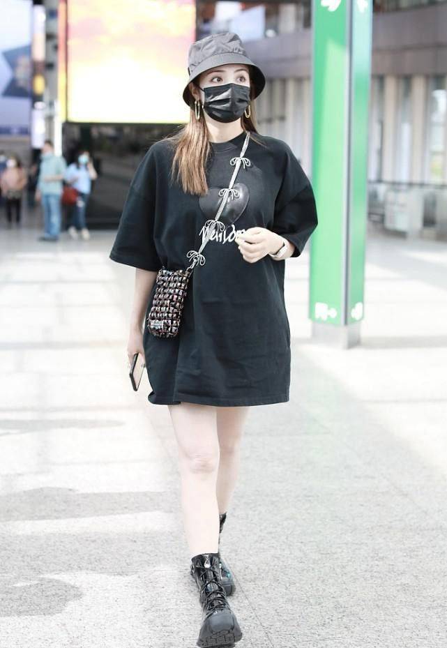 感觉|孕期的麦迪娜美得挺自然，宽松T恤配瑜伽裤，穿出轻松舒适感