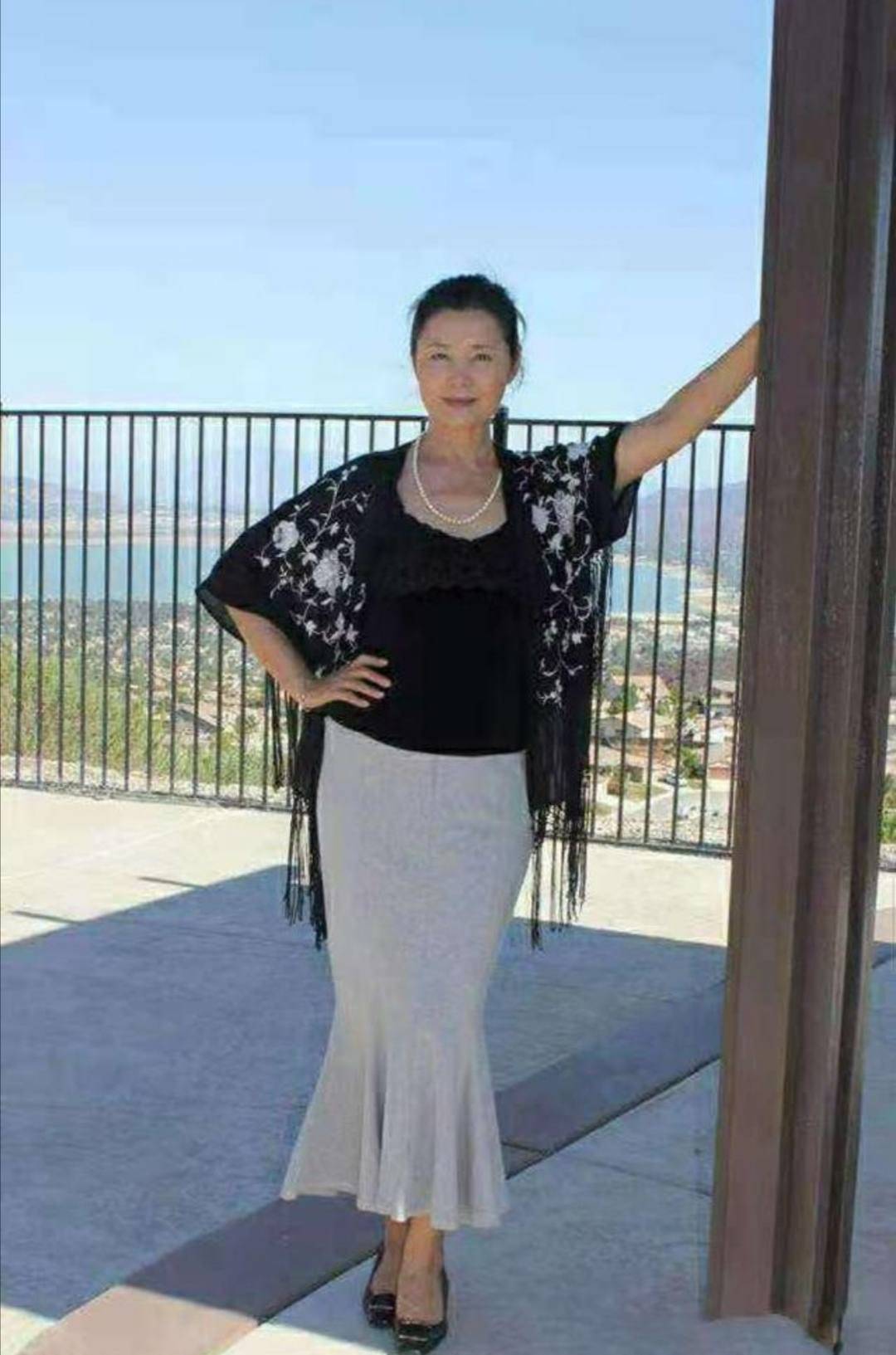 视觉|66岁姜黎黎也爱花裙子，配背心扎丸子头好优雅，不扮嫩如邻家奶奶