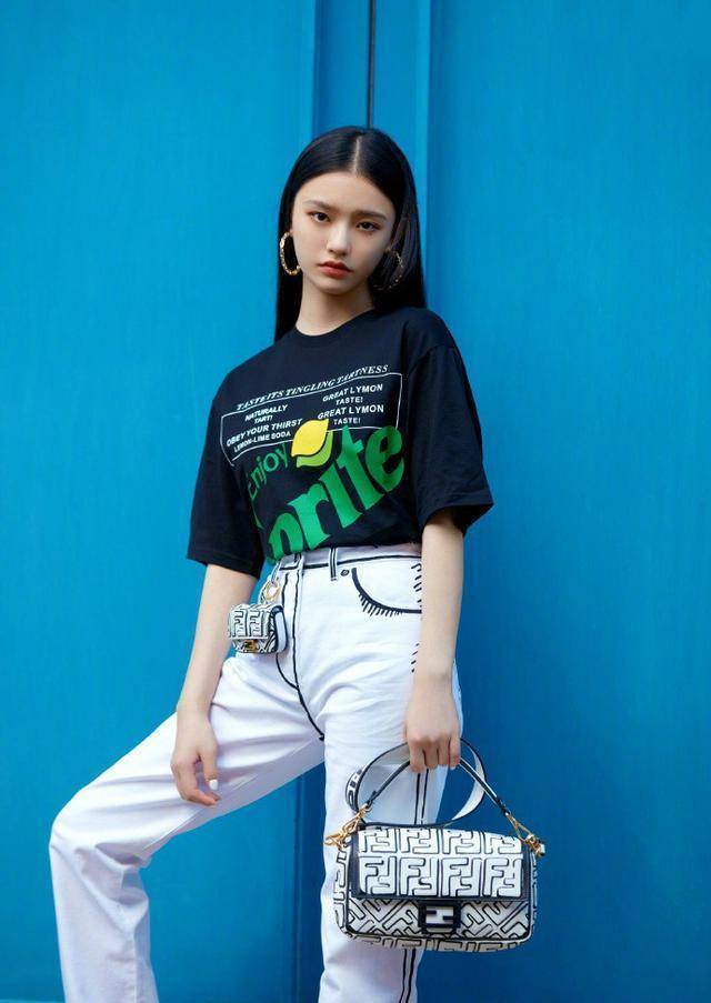 黑色|林允咋想的？穿花哨T恤脚踩“人字拖”，有颜又有身材真任性