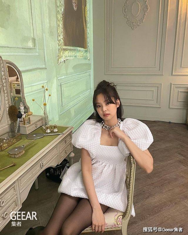 元素|同一条连衣裙，到底是优雅允儿或甜美Jennie更能驾驭？
