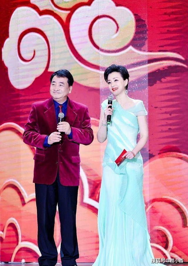 职场|杨澜穿衣从不“装嫩”，穿黑西装内搭白衬衫，骨子里透着高级感