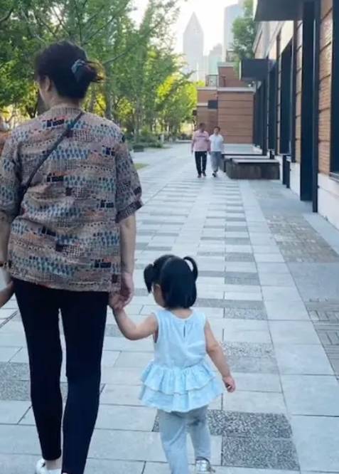 陈赫|陈赫妈妈牵俩孙女逛街，5岁安安打扮似公主，妹妹扎羊角辫太可爱