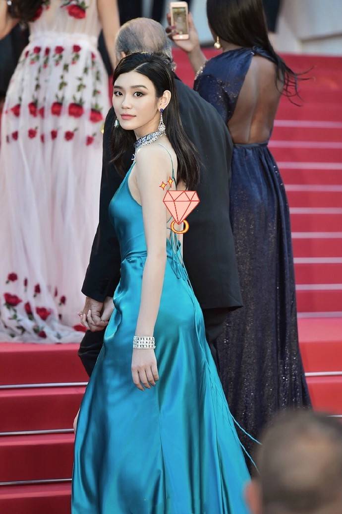 身材|奚梦瑶都美到国外去了，一袭缎面裙走红毯，“超模身材”真惹眼