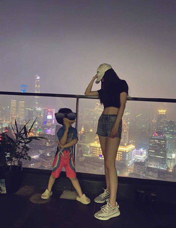 身材|Angelababy儿子长大了，身高快到妈妈腰，晒合影baby穿露腰装抢镜