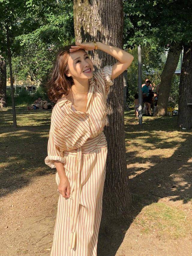 黑色|黎姿带娃打高尔夫！金丝眼镜挂领口，俩女儿穿衣看似低调实则奢华