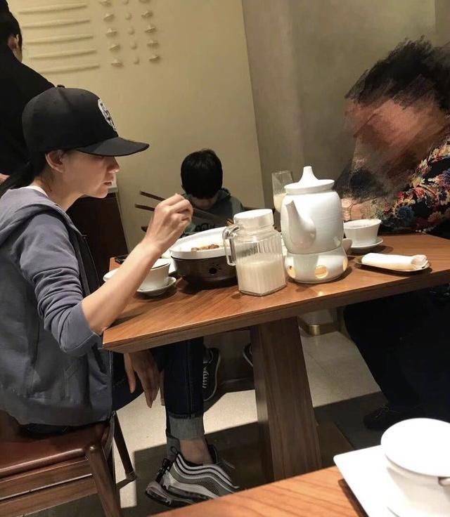 感觉|董洁瘦成干柴棍，穿长裙扎腰腹部凹陷，才40出头就像个老奶奶了！