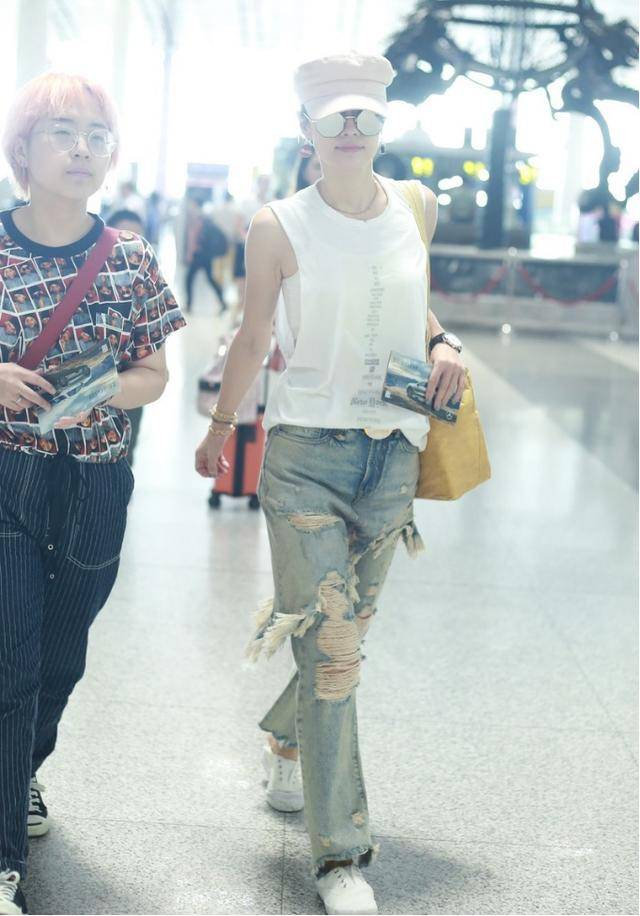 粉色|马伊琍也太潮了，牛仔裤还有“套娃”款，“剪掉”一层还有一层！