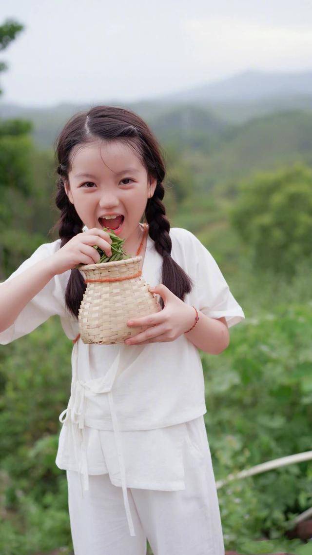 气息|阿拉蕾长成大姑娘!穿泳装在海边“淑女跑”,合影3岁妹妹像套娃